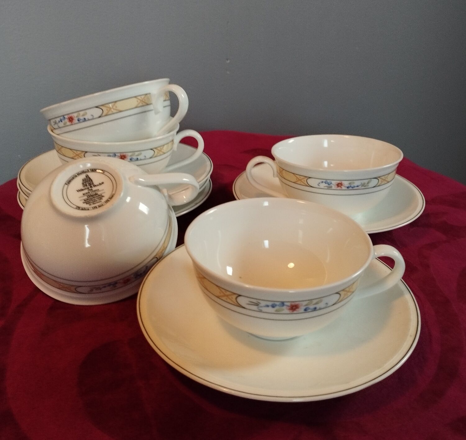 Lot d'assiettes, tasses et sous tasse en porcelaine, en l'état, non