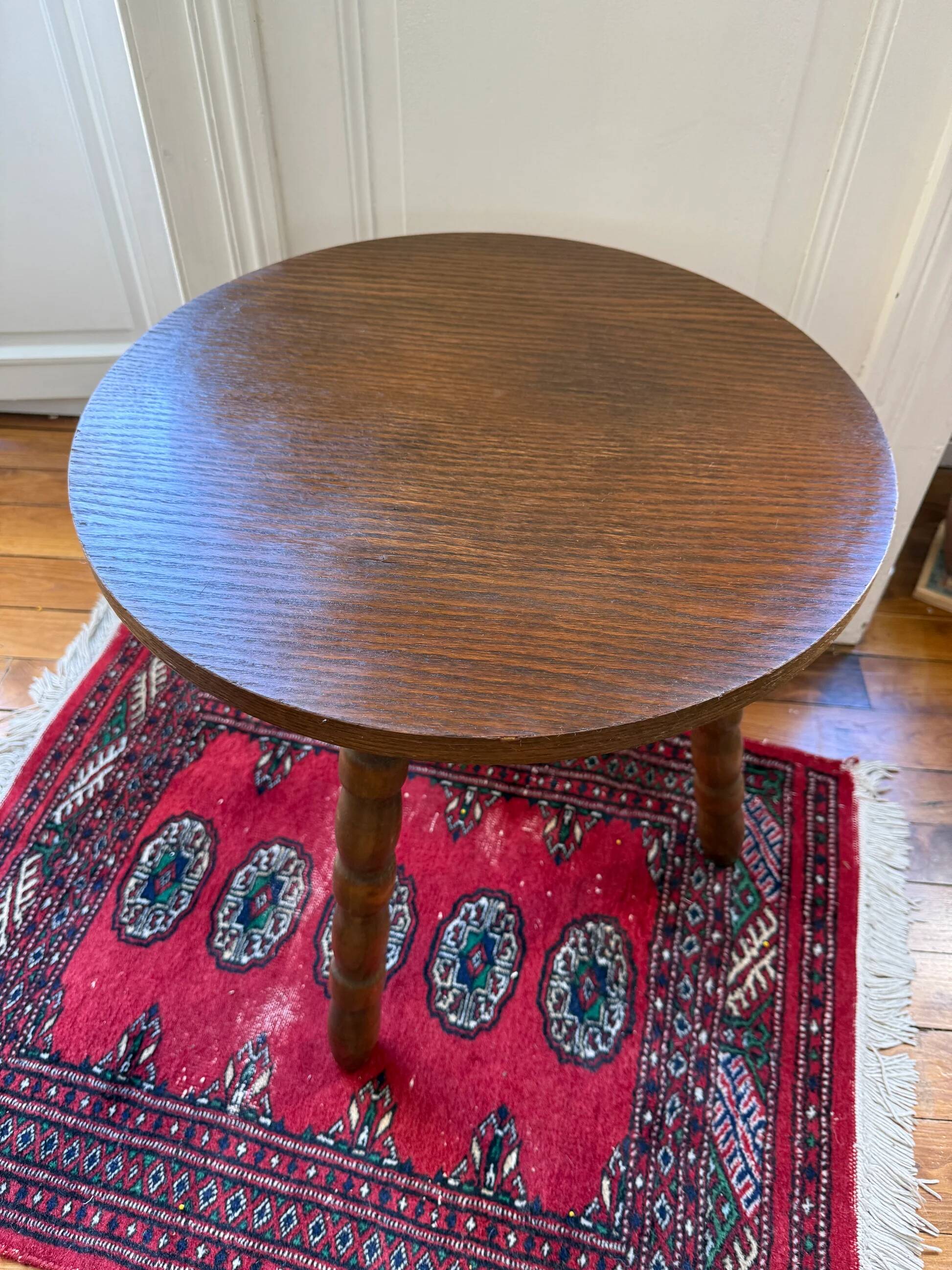Tripod side table in wood - brutalist style