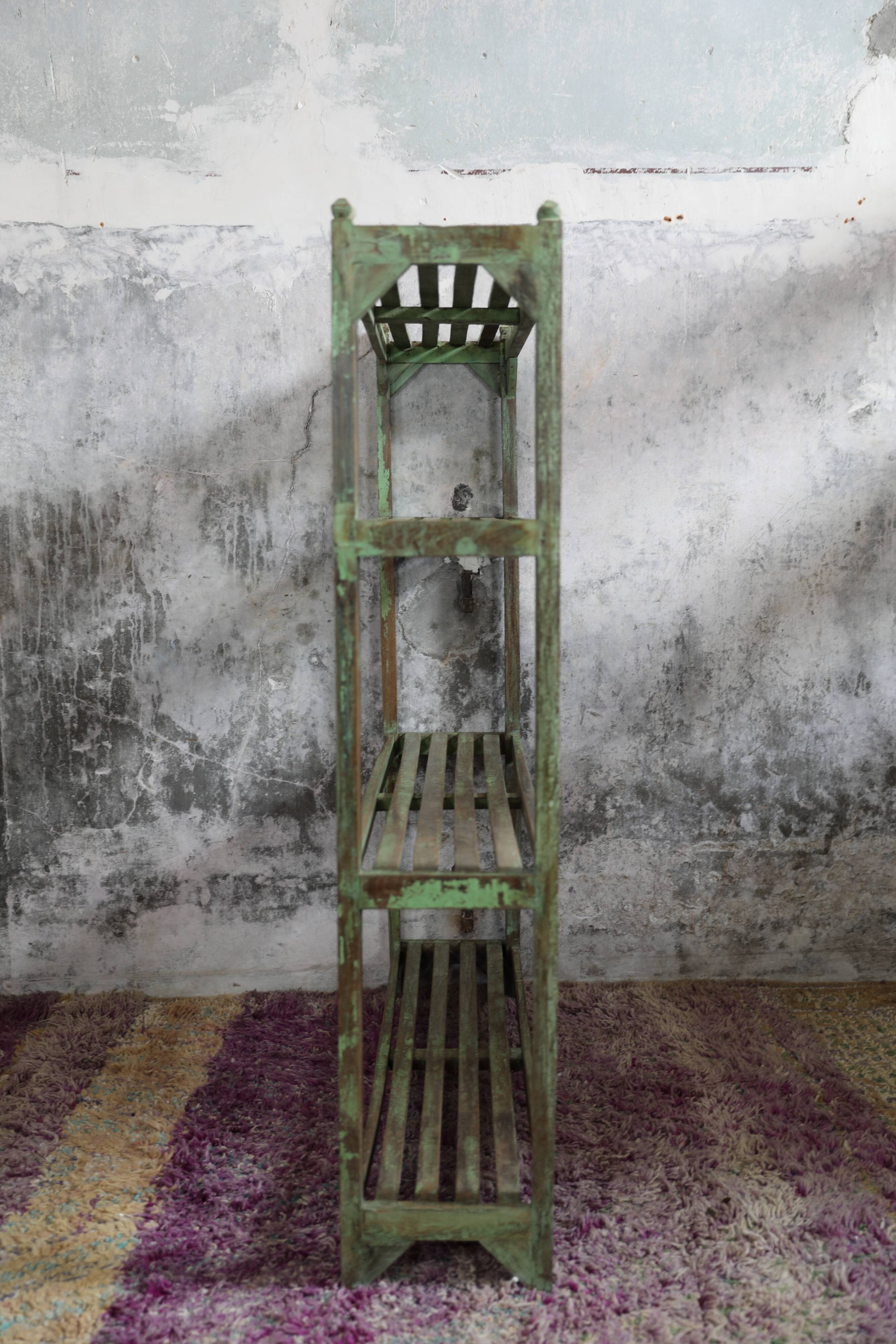 Etagère bois tablettes ajourées