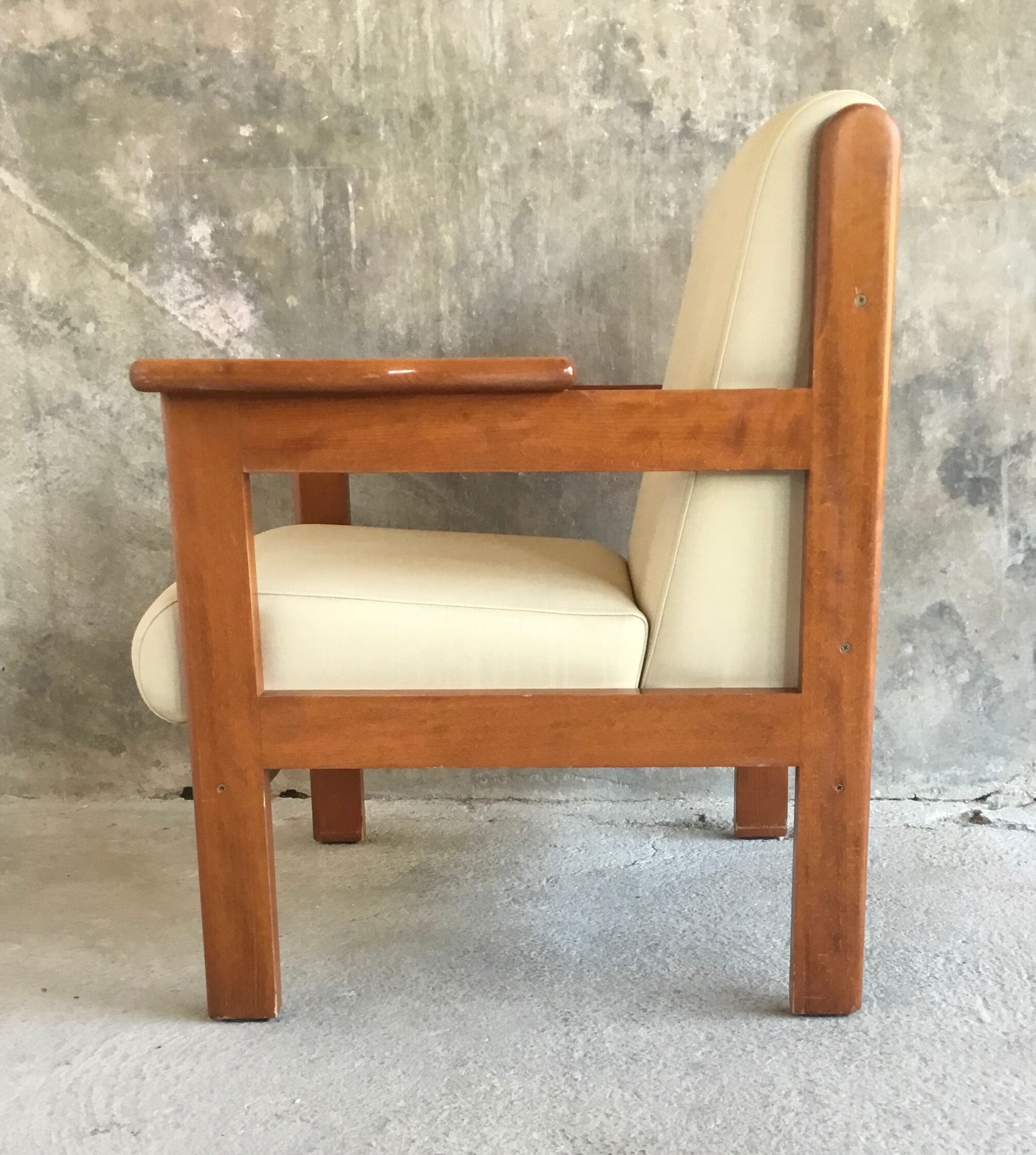 White armchair with armrests - varnished pine structure