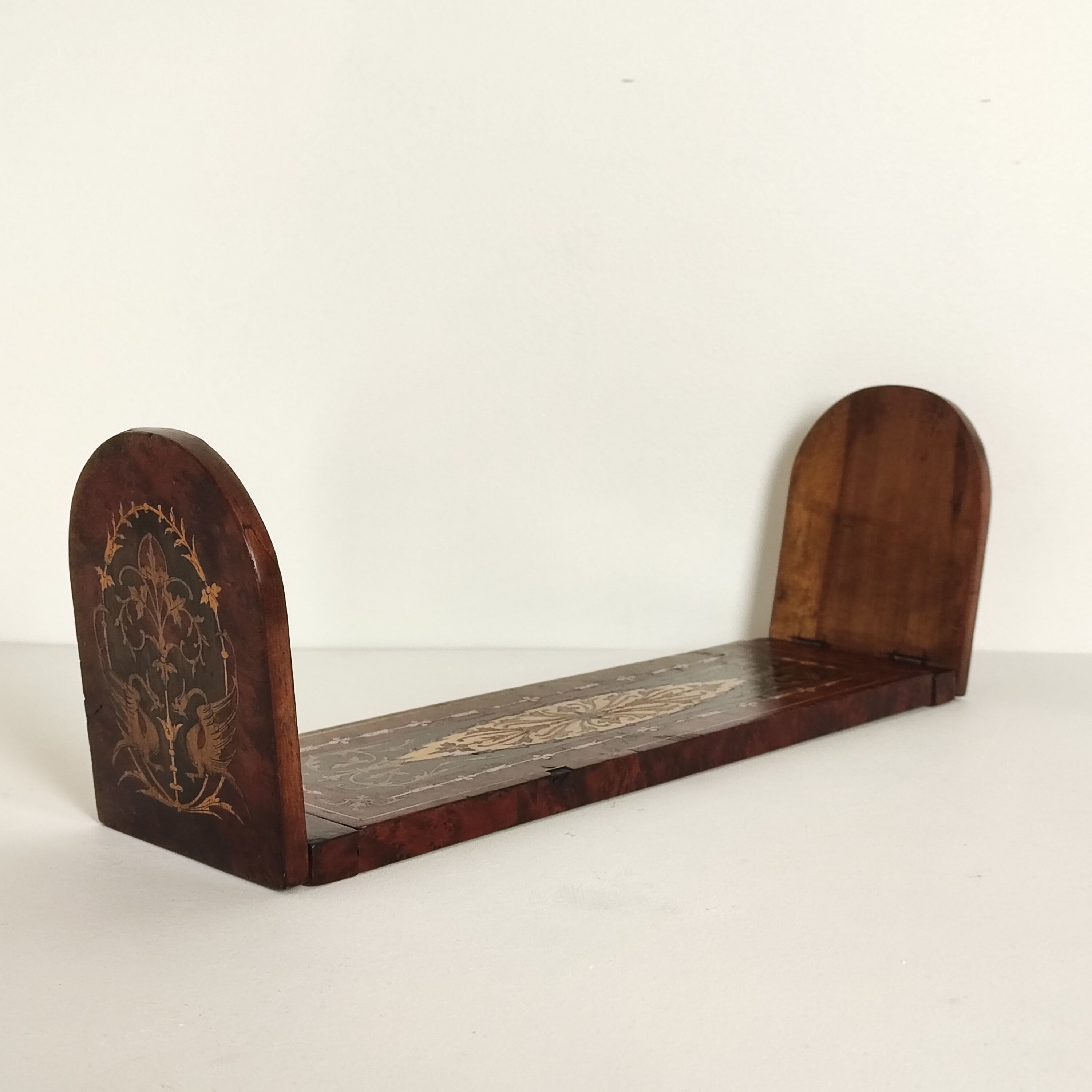 Extendable wooden bookhouse