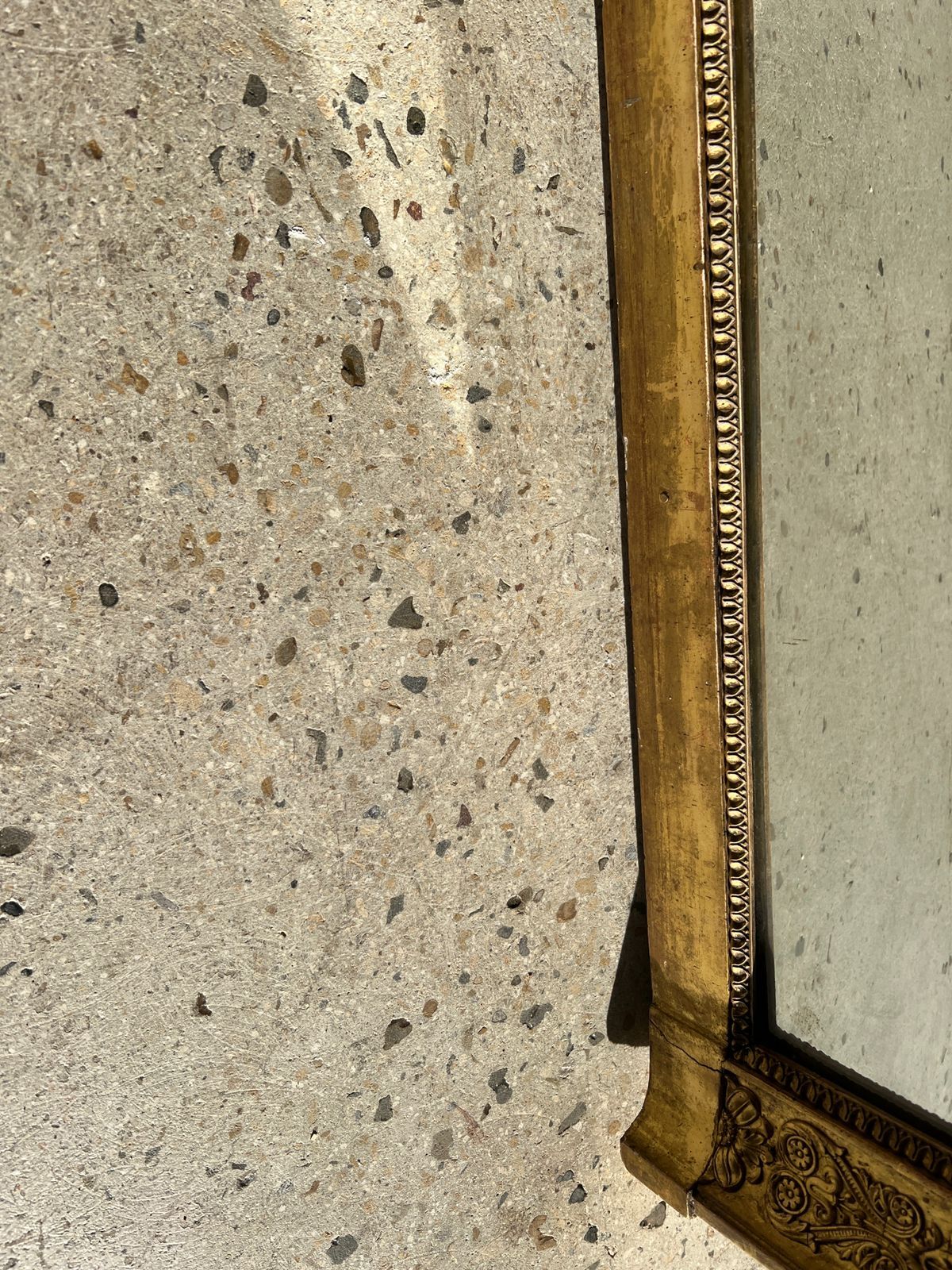 Golden mirror style Restoration decorated with stretched palmettes