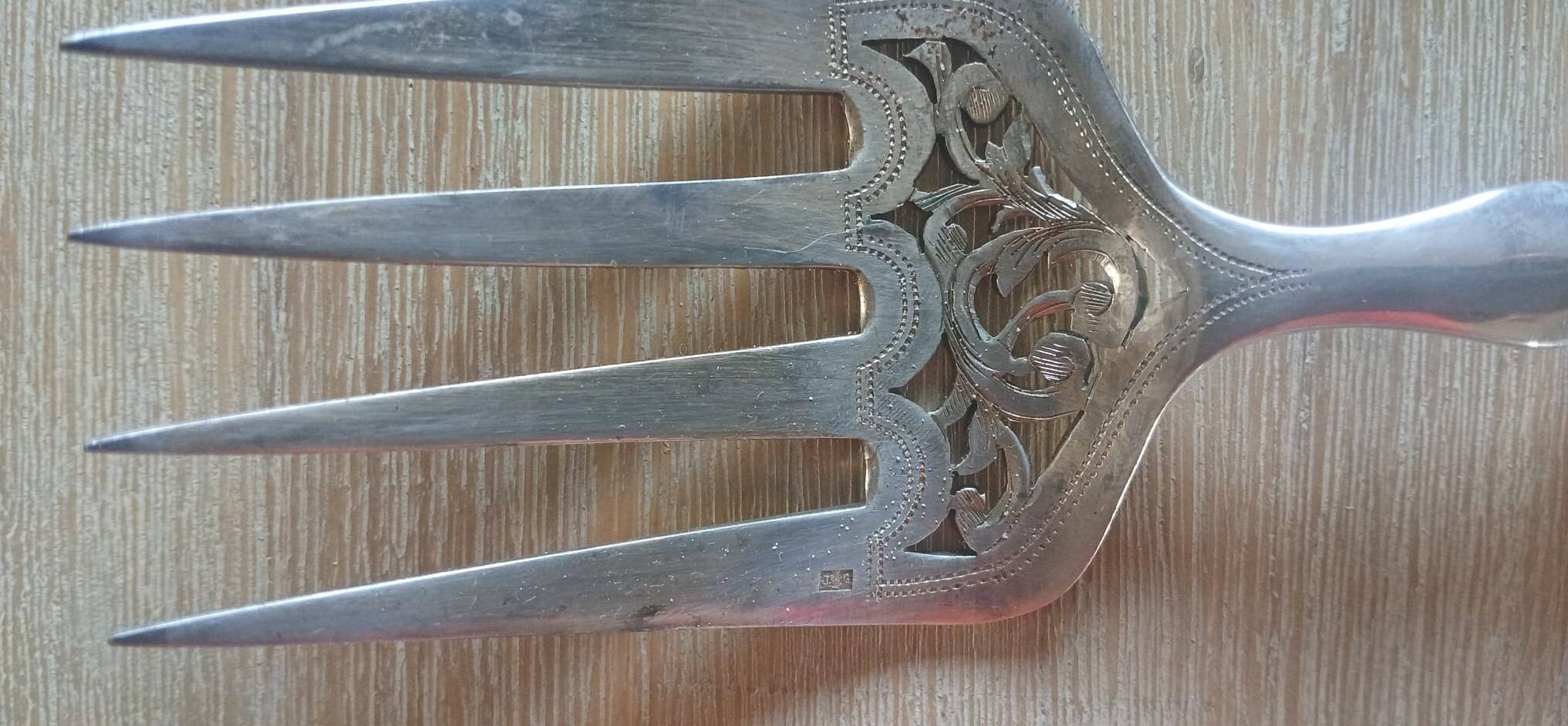 Antique fish service