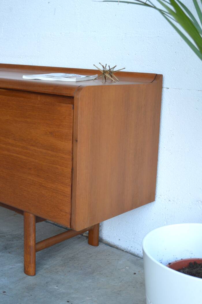 Curved enfilade by White & Newton * 208 cm