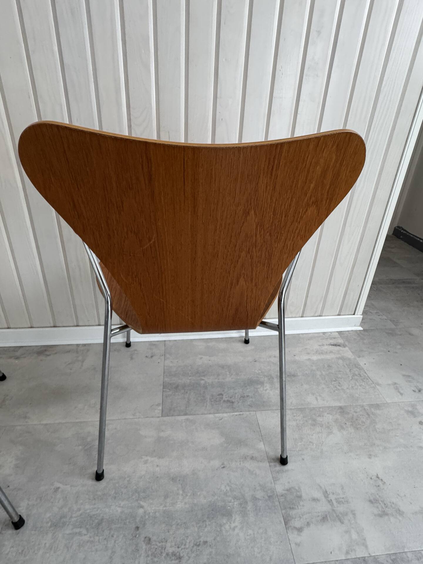 2 Series 7 chairs with armrests (3207) by Arne Jacobsen – Fritz Hansen