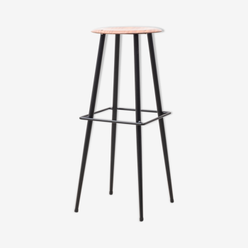 Bar stool with thin feet made of metal