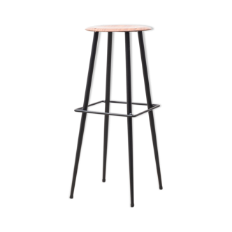 Bar stool with thin feet made of metal