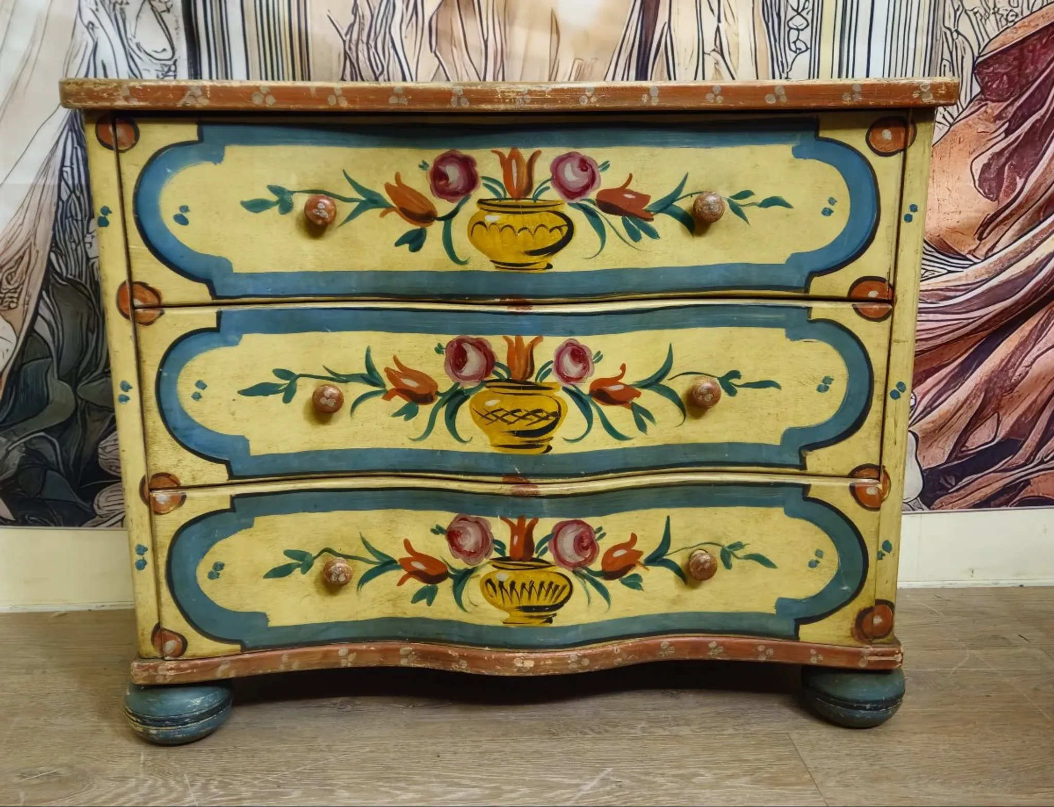 Painted commode, curved in Venetian Louis XV style – 20th century.