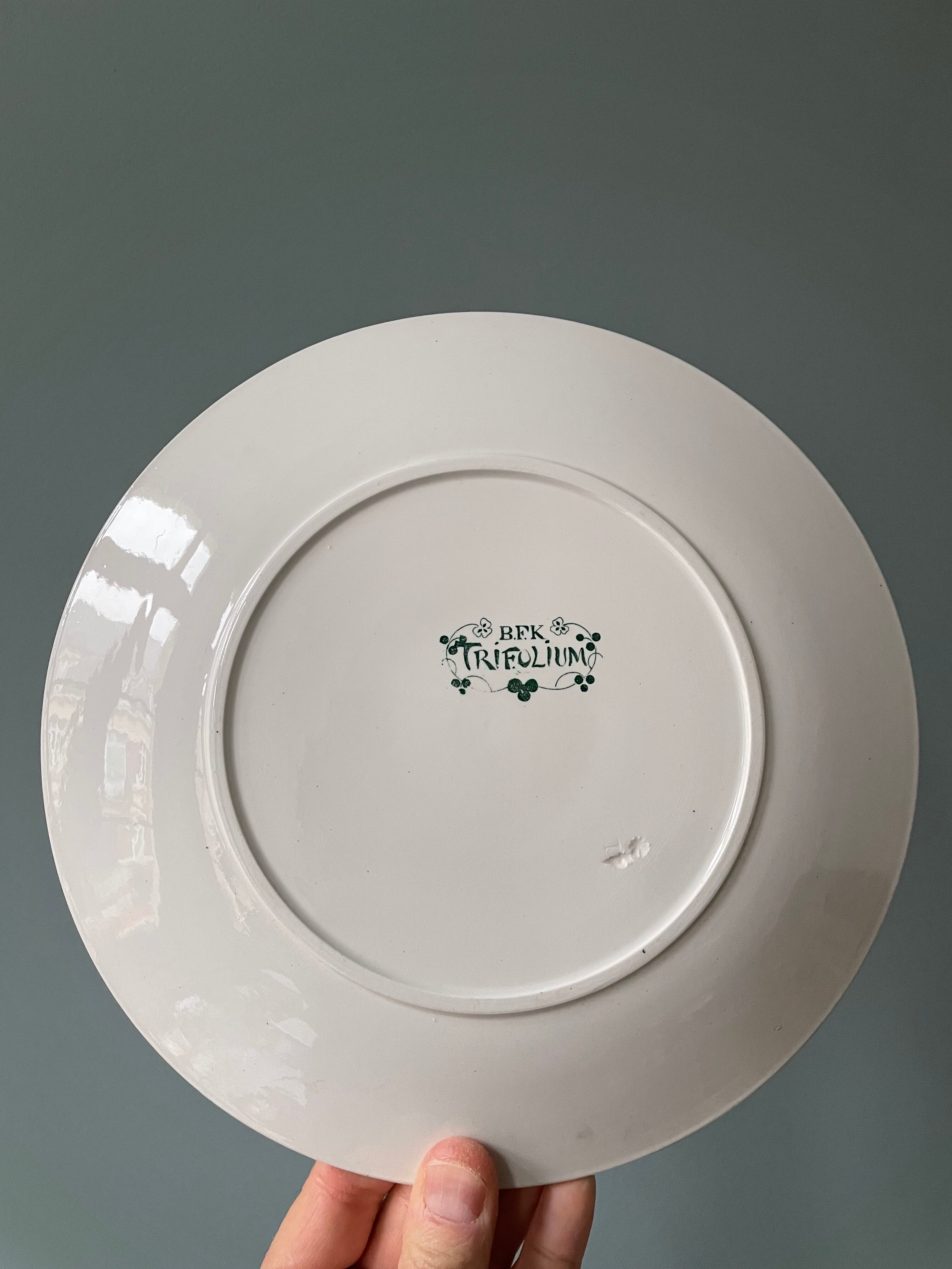 Lot de 12 assiettes plates XIXème Boch Frères Keramis, modèle Trifolium