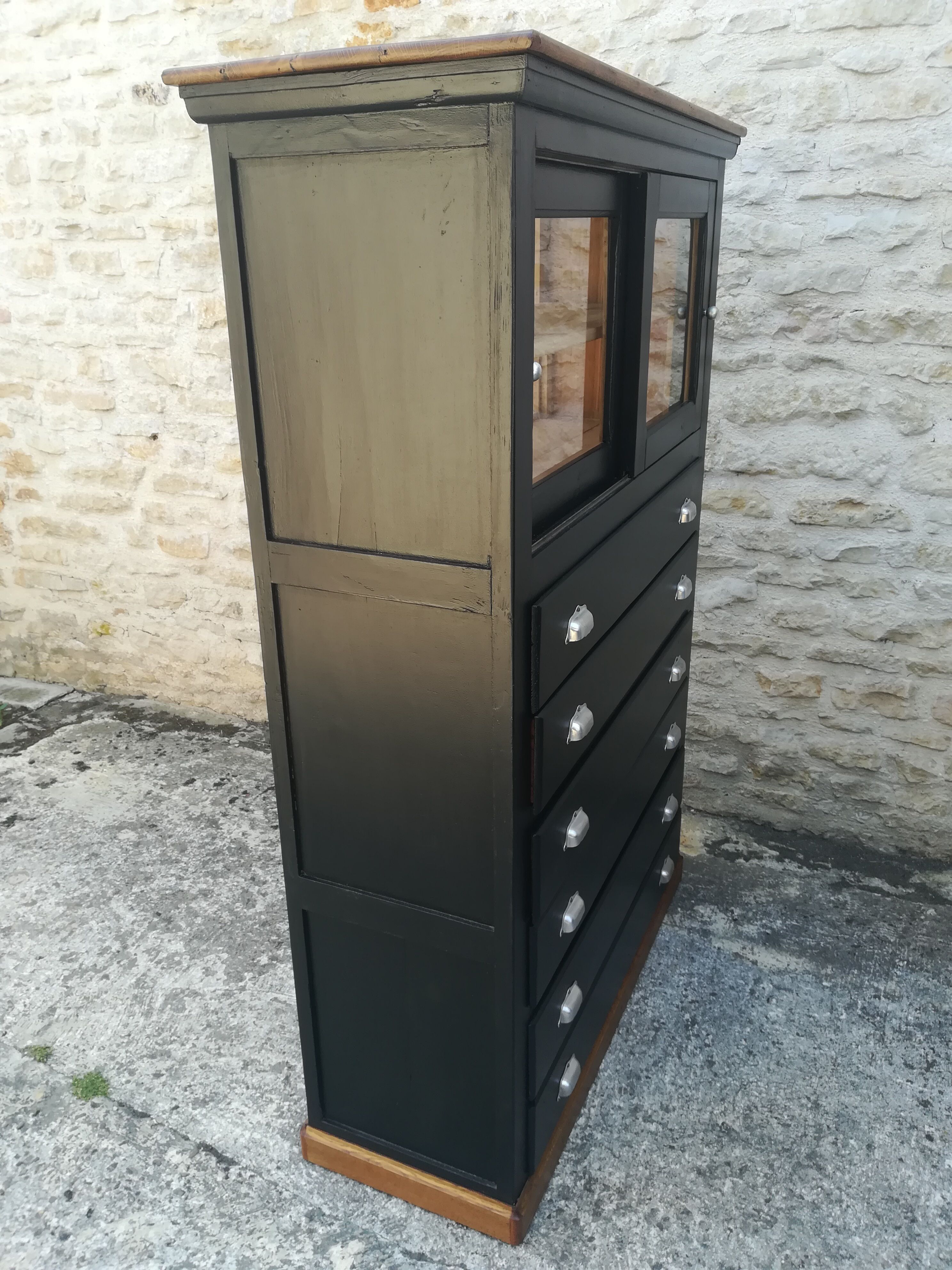 Meuble de métier a tiroirs et portes coulissante