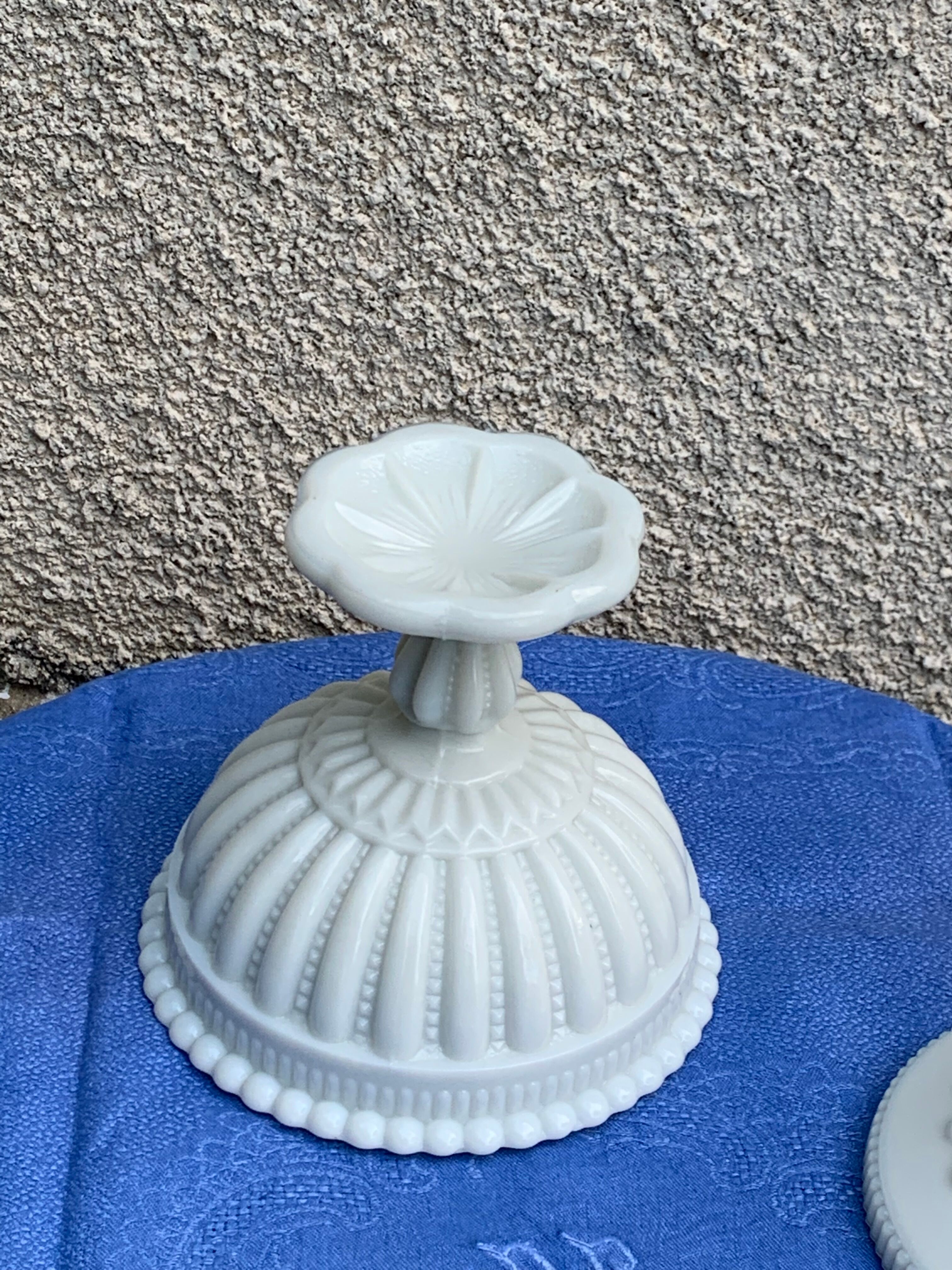 Candy cup in old white opaline, pearl pattern