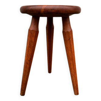 Tripod stool with pencil legs