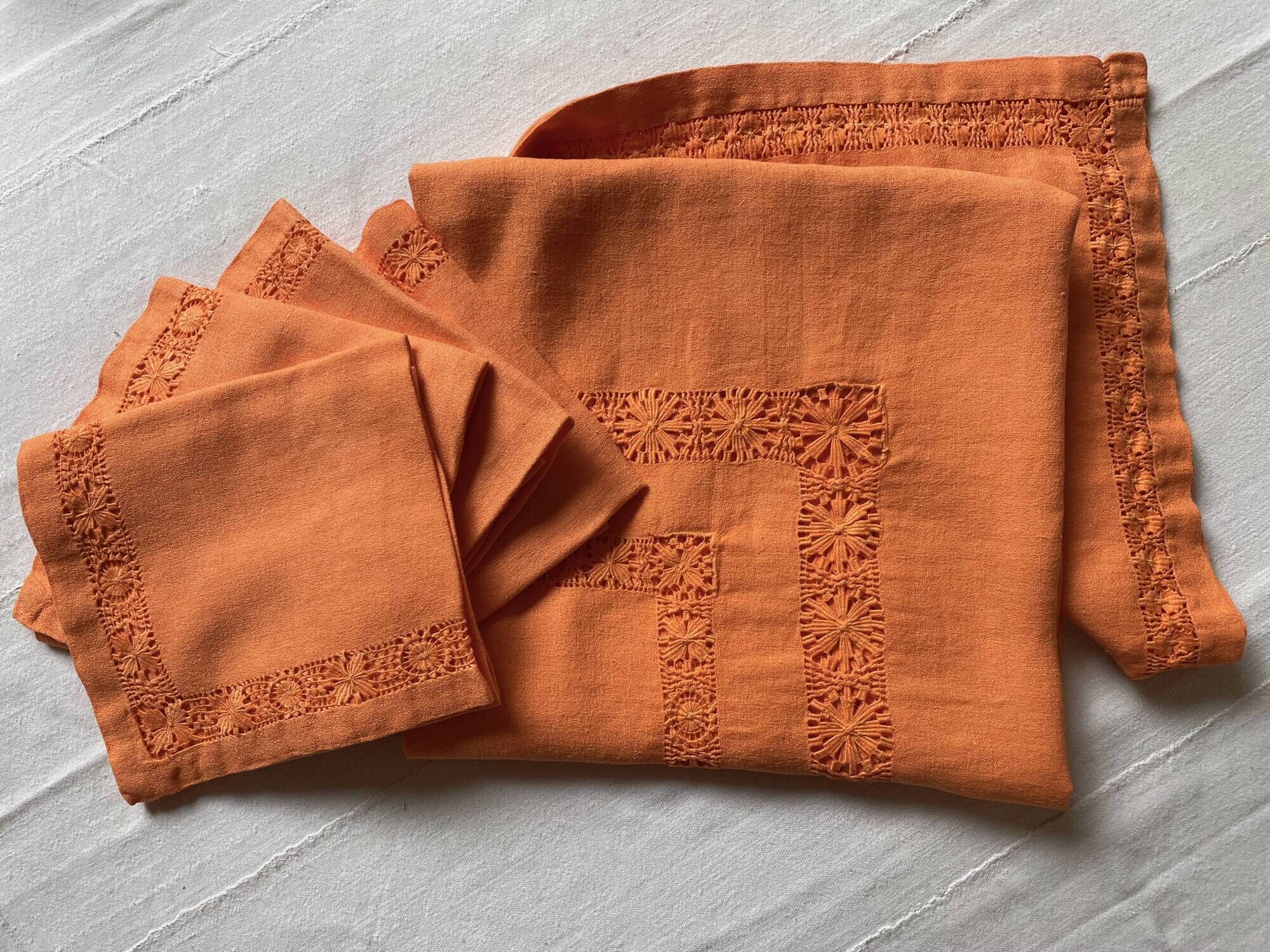 Old embroidered tablecloth "mandarin" and its 6 towels, 130x130 cm, métis