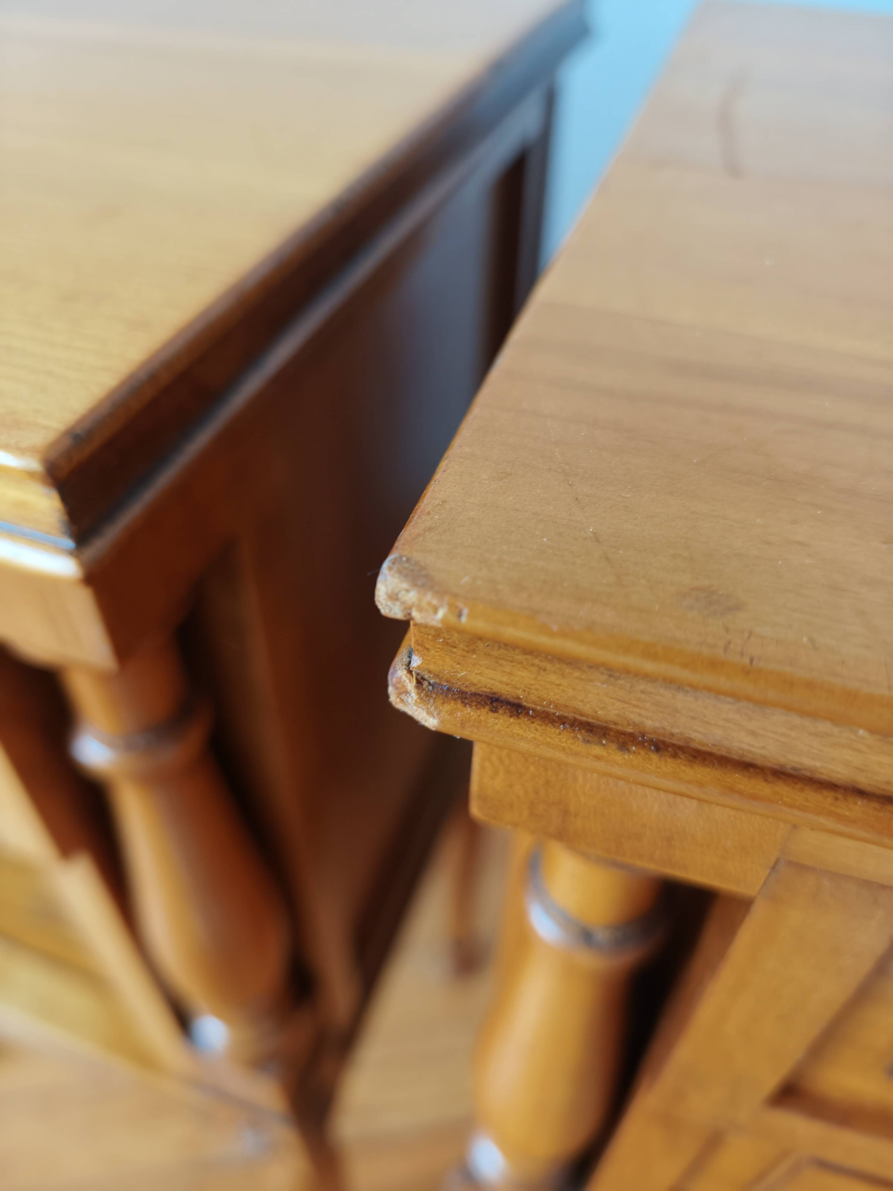 Paire de tables chevet françaises de style Louis XVI