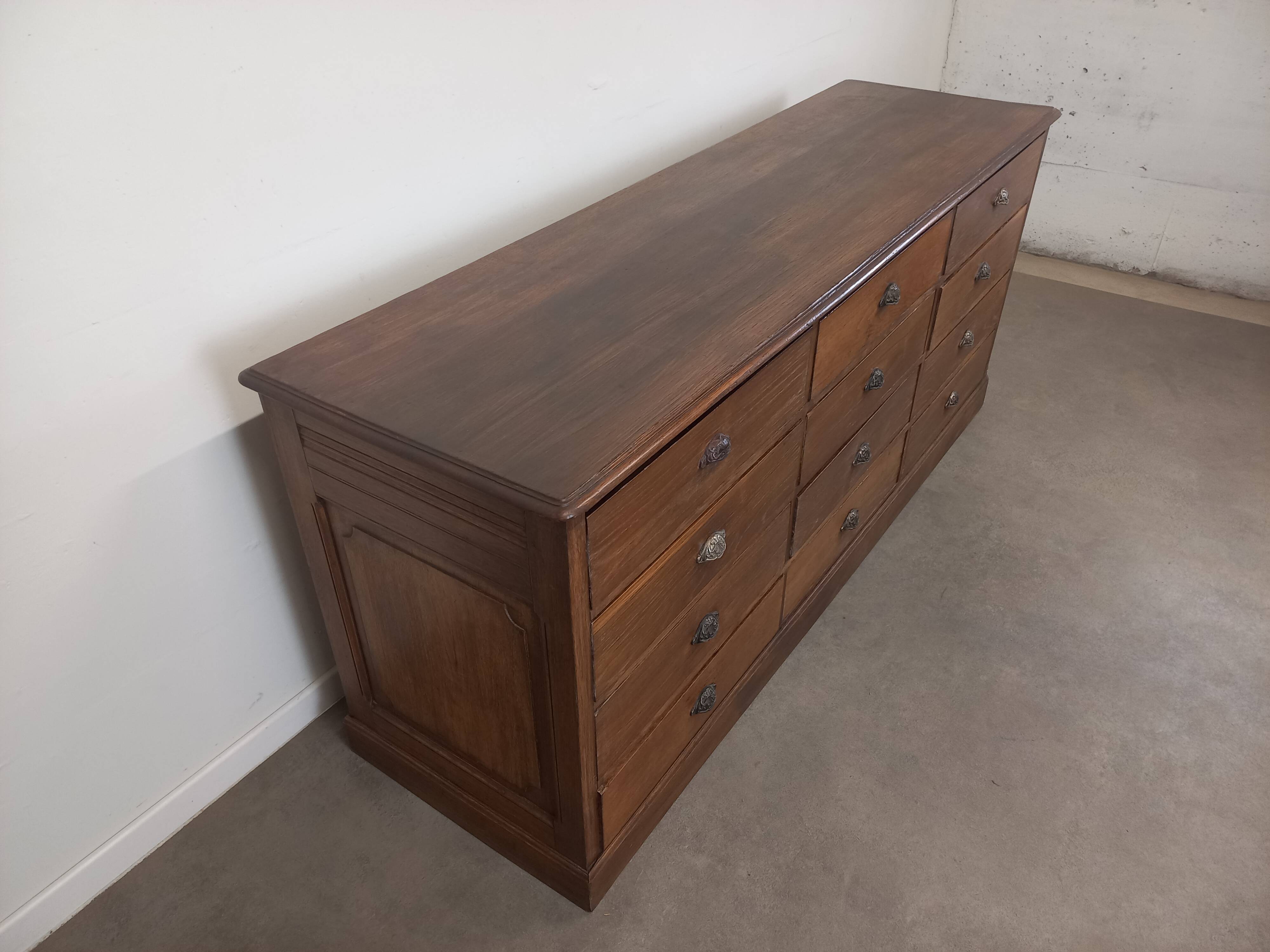 Banque de magasin à tiroirs en chêne