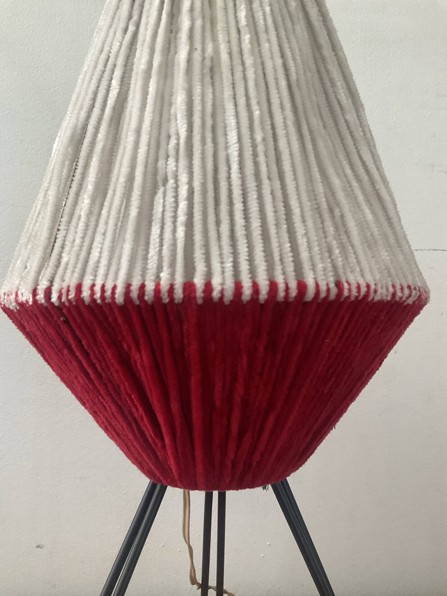 Lampe tripode en métal et laine années 50