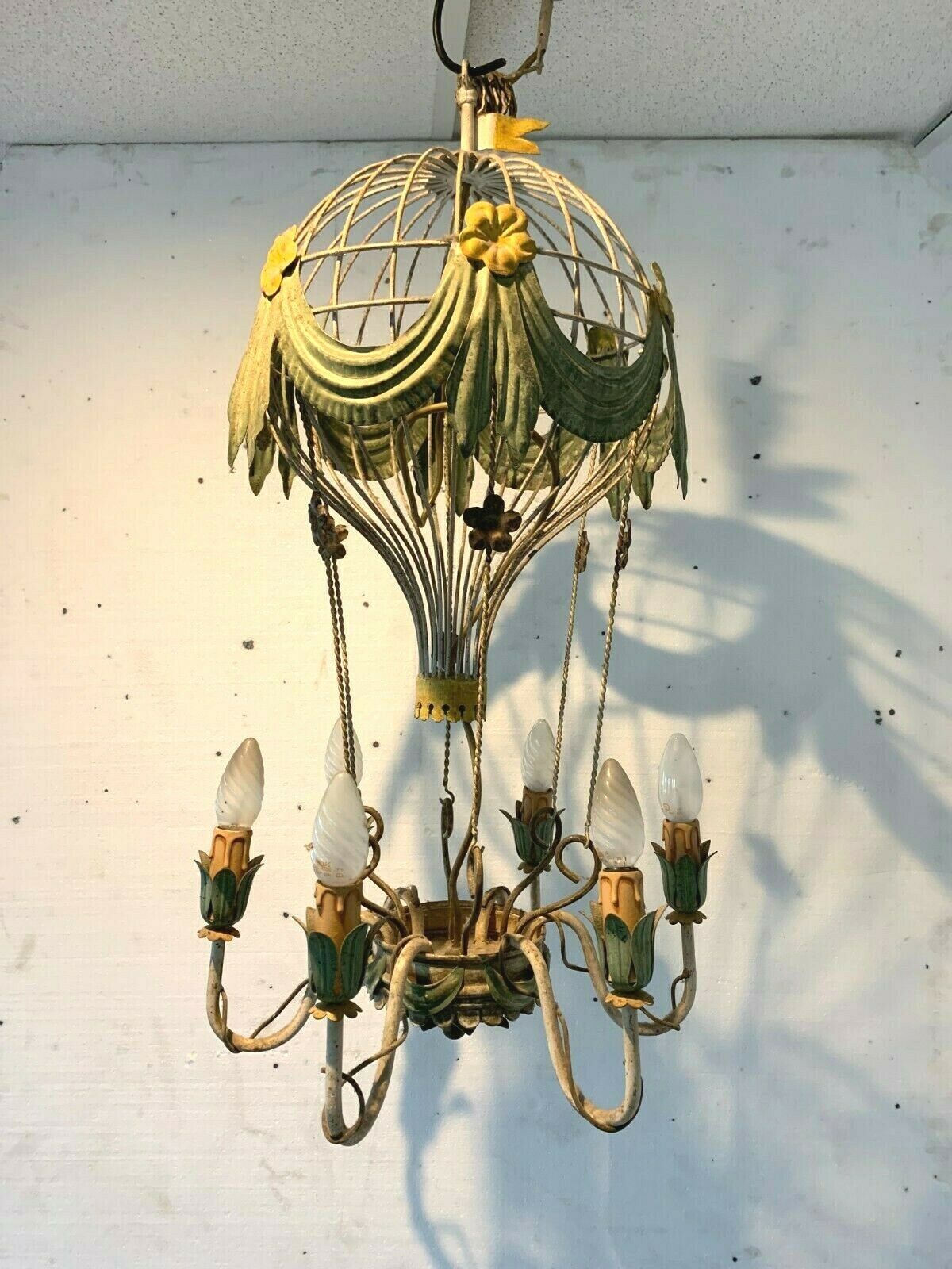 Lustre de forme Montgolfière a six lumières en tôle polychrome XX ...