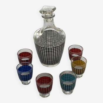 Service a liqueur composé d'une carafe et 6 petits verres a liqueur, motif pieds de poule vintage