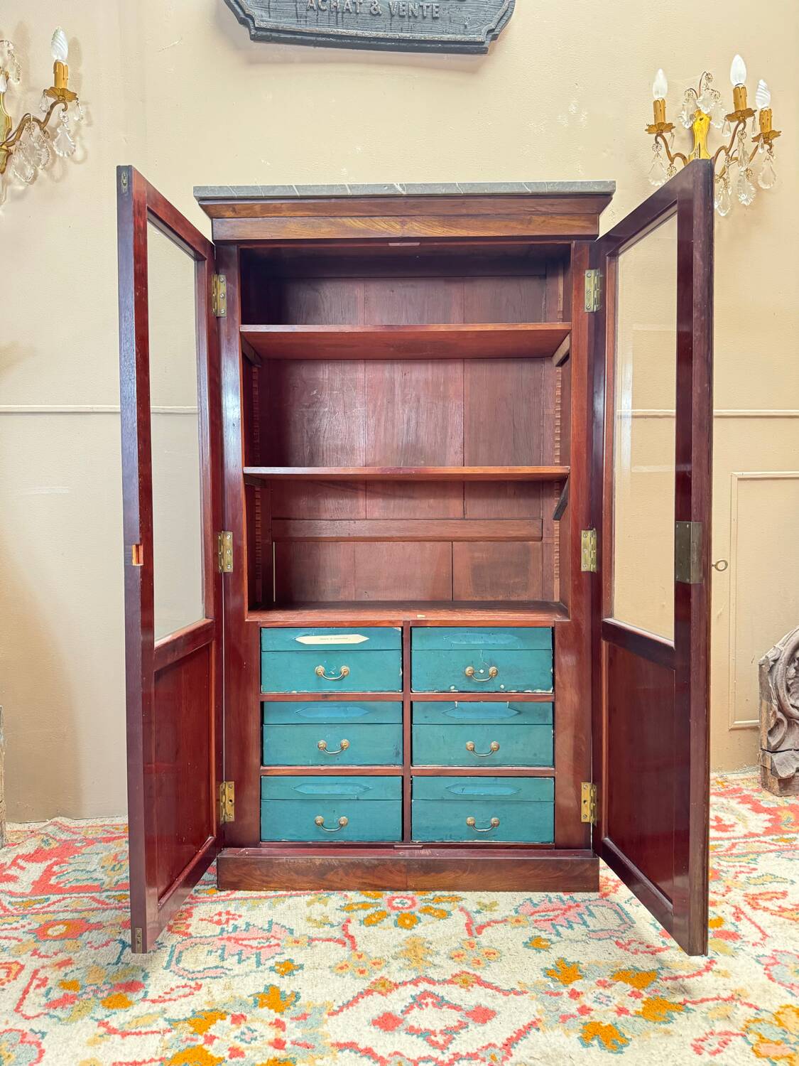 Display cabinet forming a mahogany card index from the restoration period