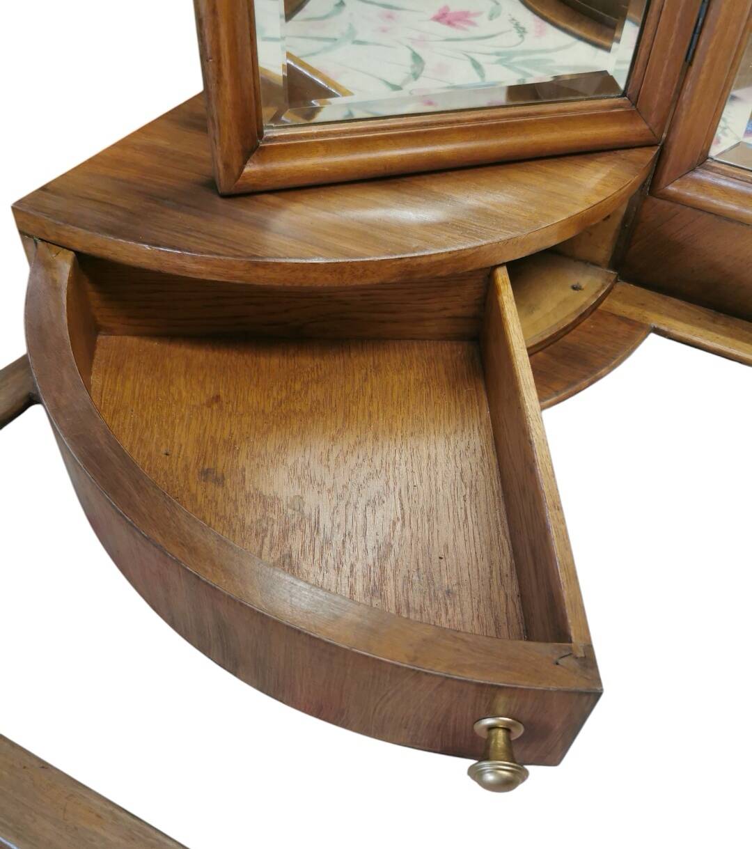 Dressing table with a triptych mirror