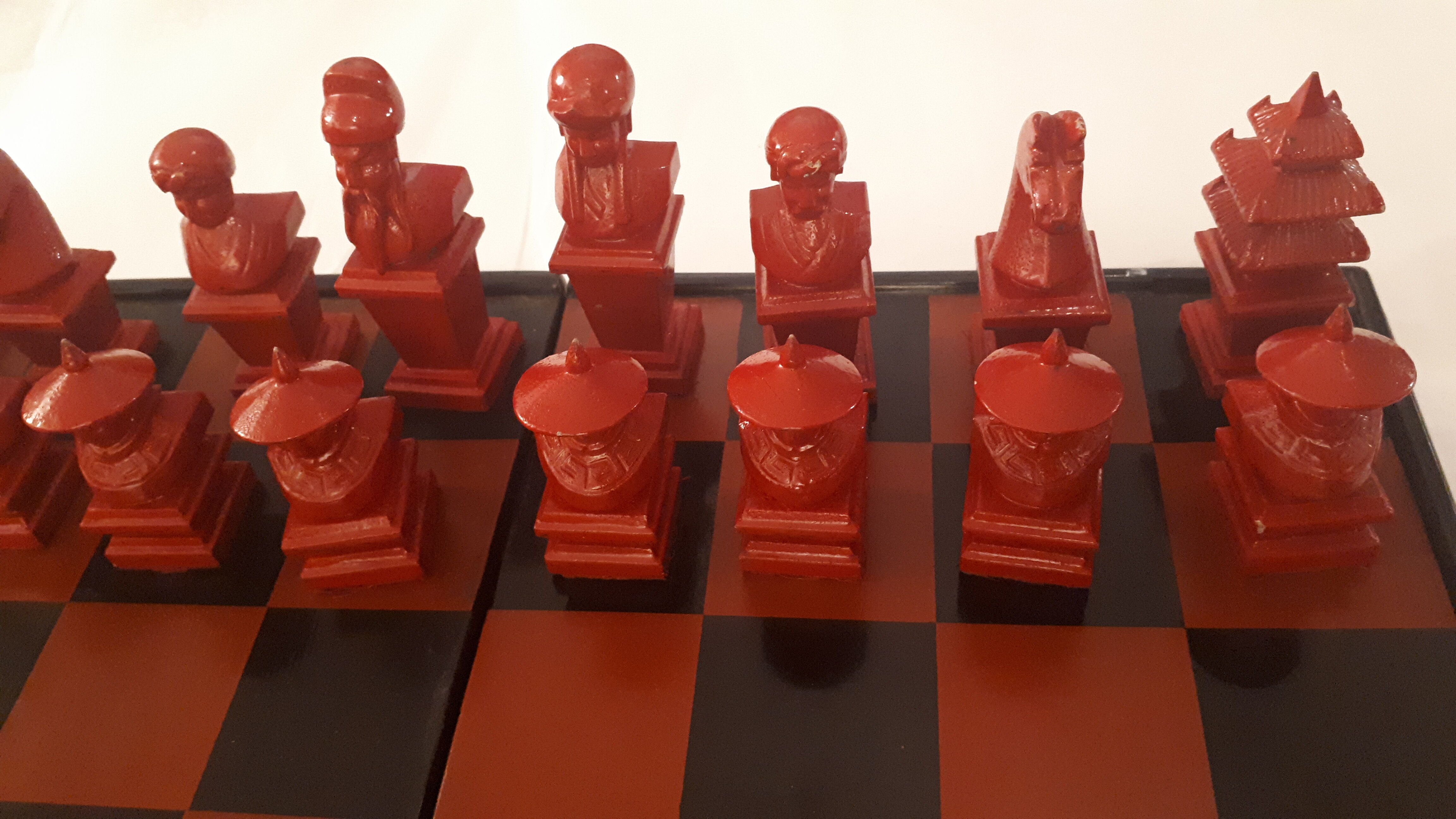 Chess in chinese lacquer red and black, chinese parts
