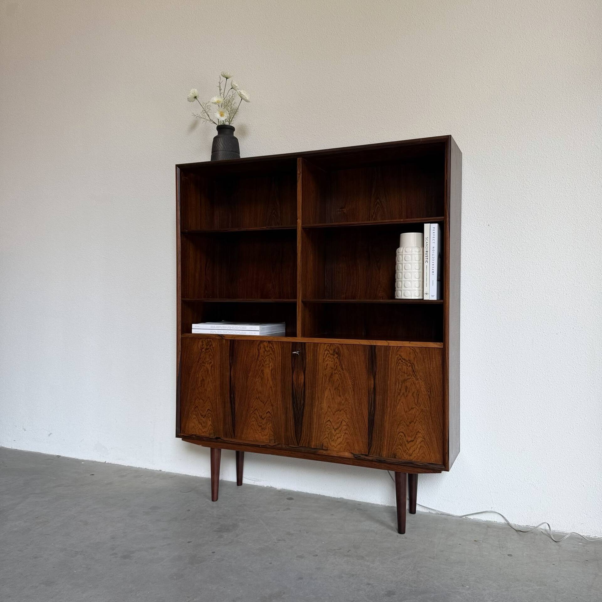 Bibliothèque vintage en palissandre avec éclairage