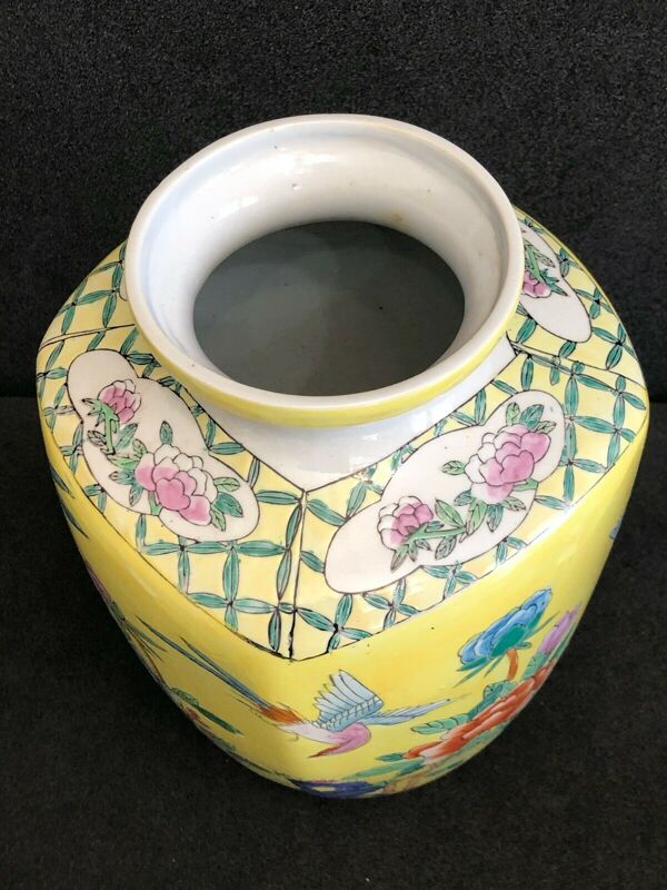 Vase en porcelaine et émaux flore et oiseaux sur fond jaune XIXe China