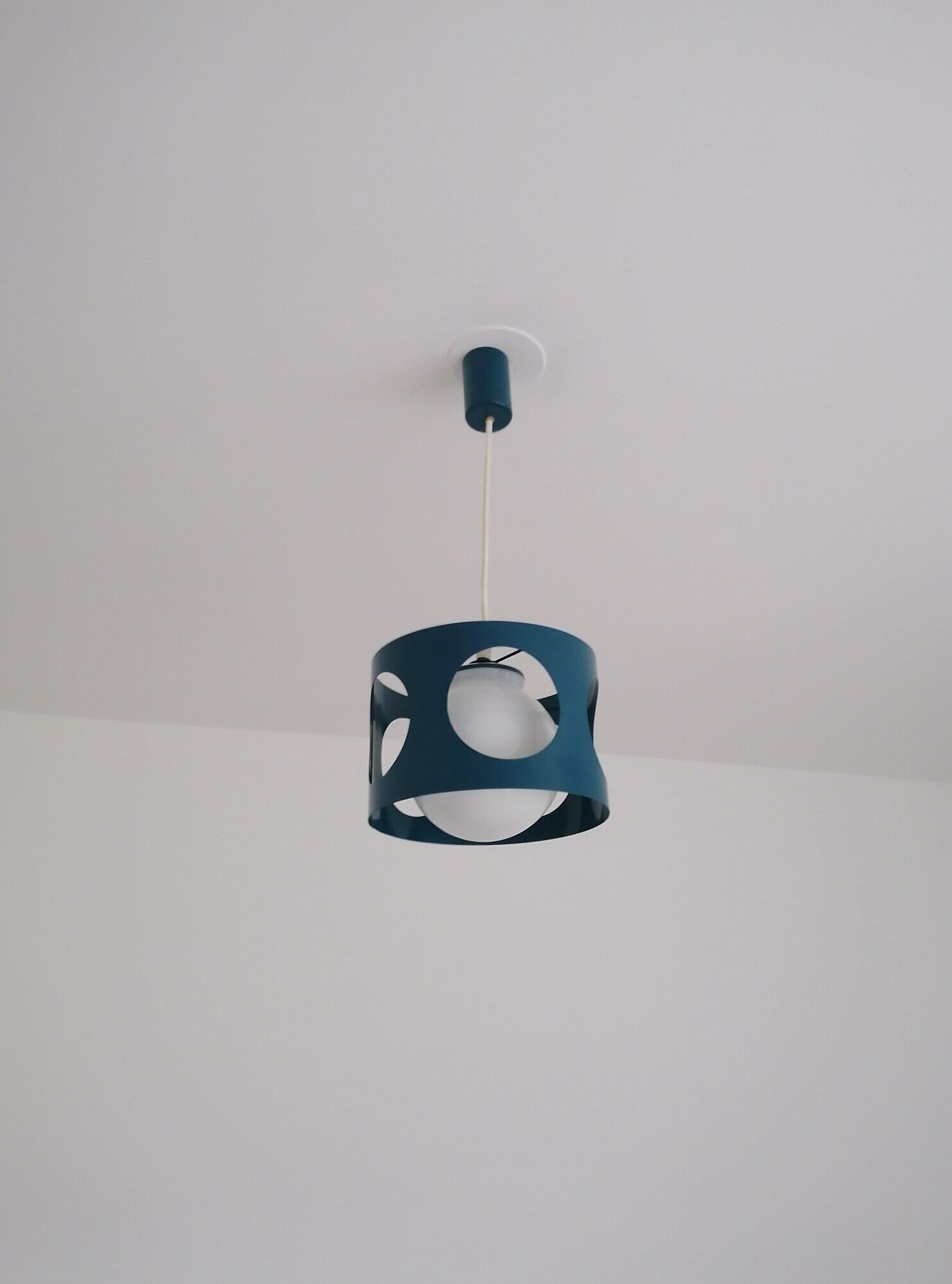 Suspension Pierre Disderot - Ovni Métal laqué bleu - Globe opaline - Années 50
