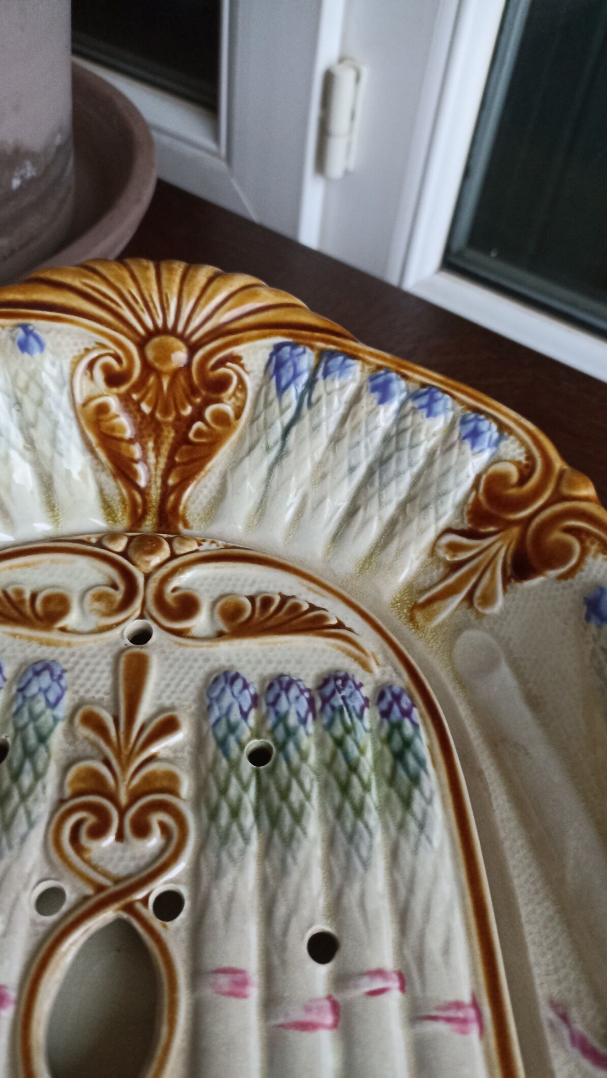 Asparagus dish in earthenware barbotine Onnaing