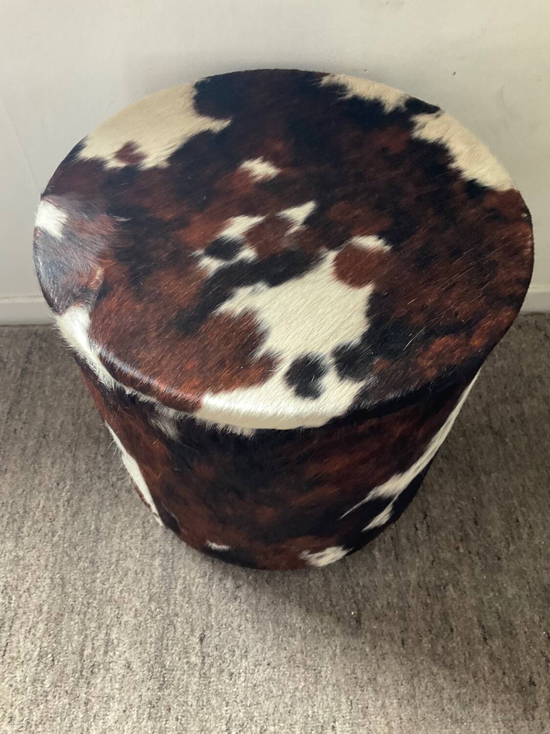 Pouf coffre en peau de vache des années 70