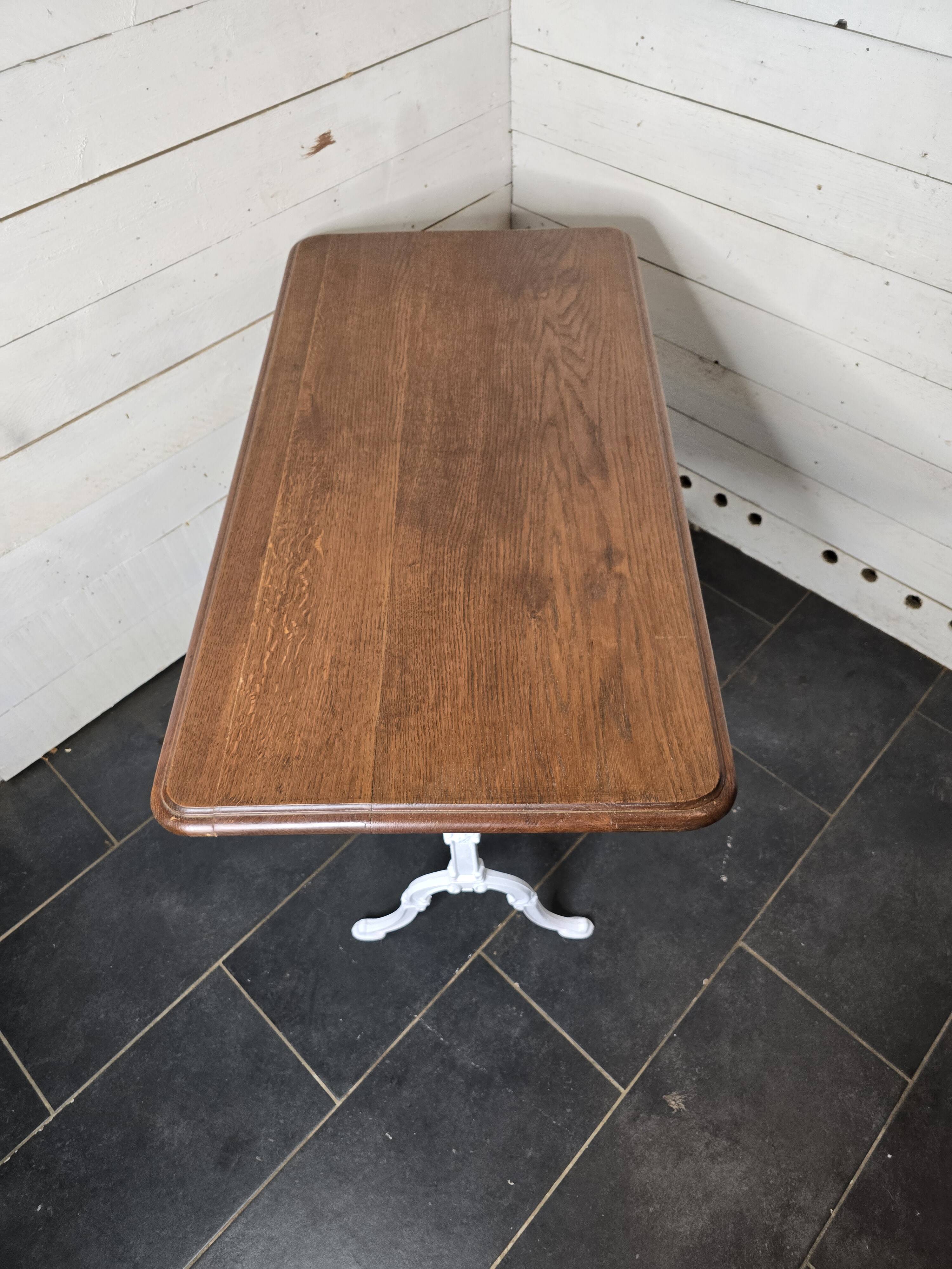 Table de bistrot en chêne massif, pieds en fonte.