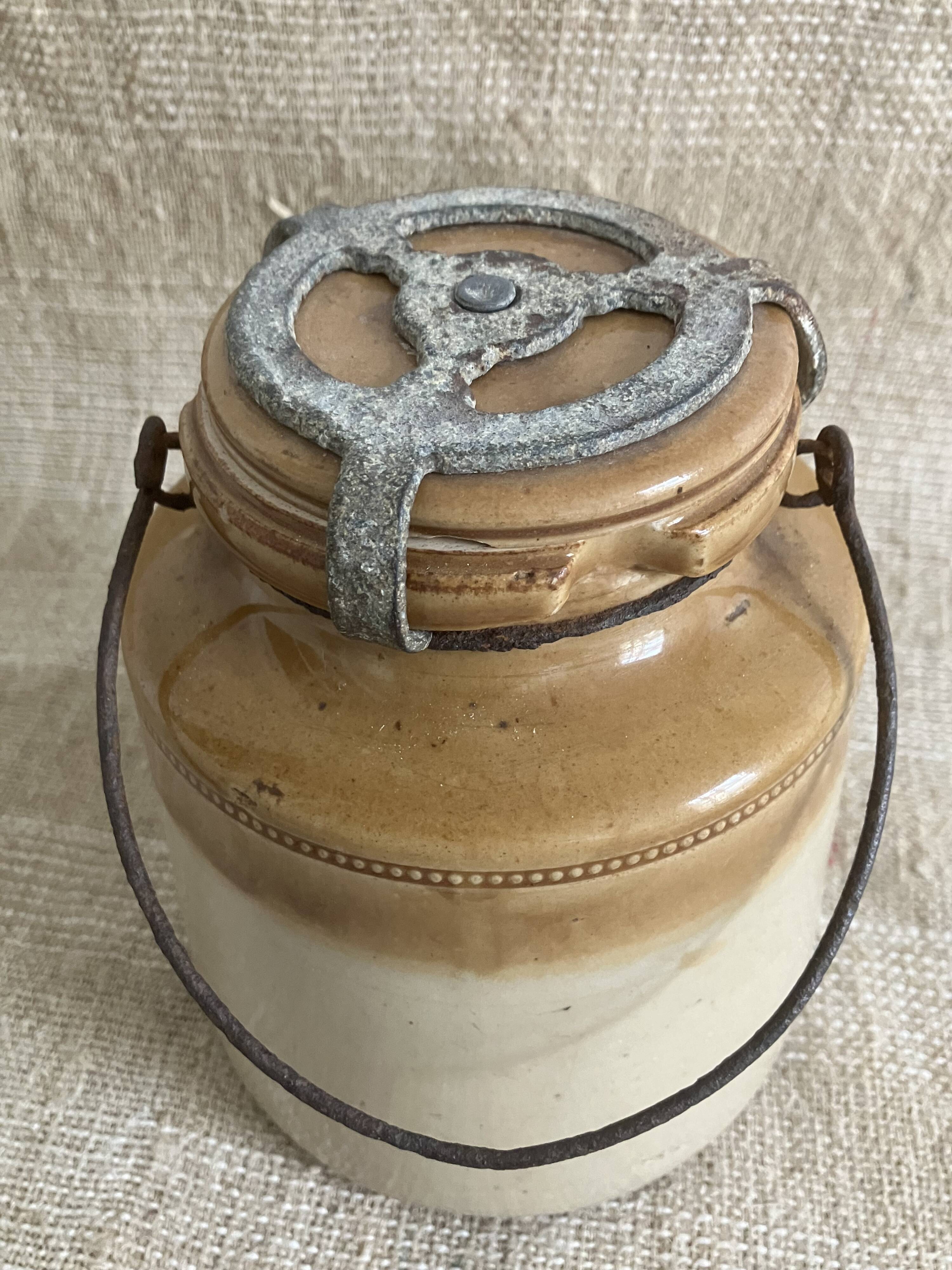 Two-tone stoneware pot