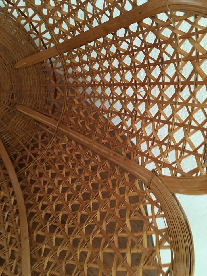 Hanging lamp in wicker woven in the shape of a flower