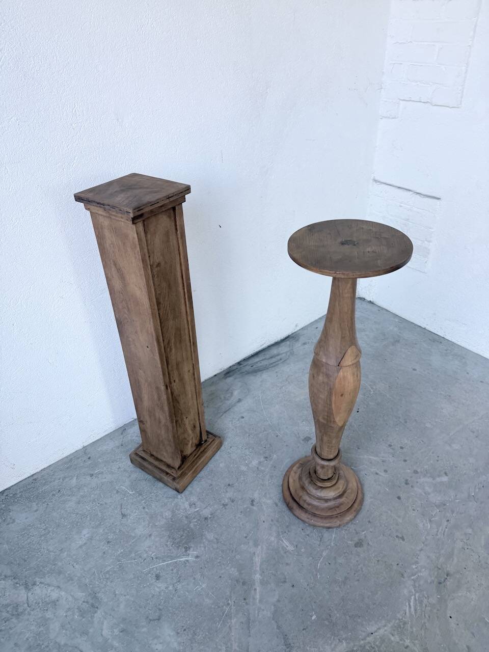 Paire de sellettes colonnes en bois 1950