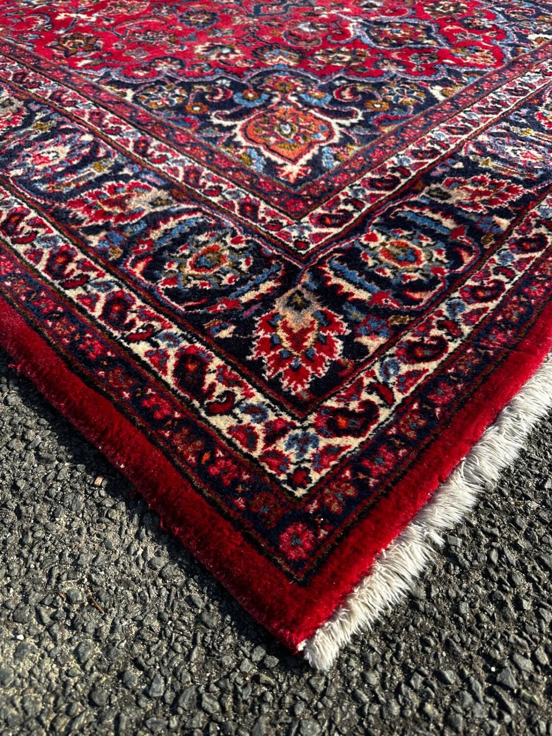 Large Persian carpet 3m x 2m