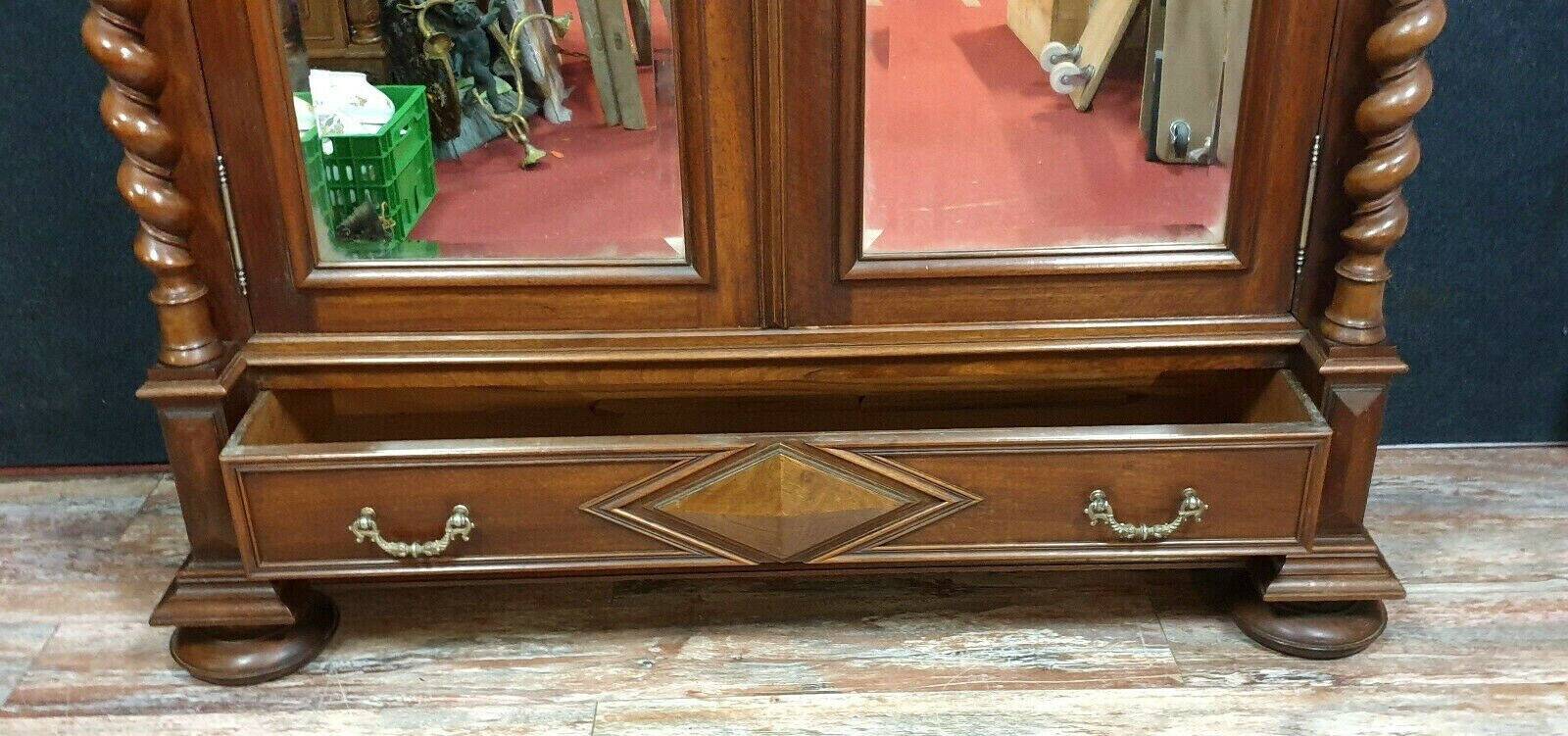 Armoire bibliothèque Renaissance de pavillon de chasse en noyer massif