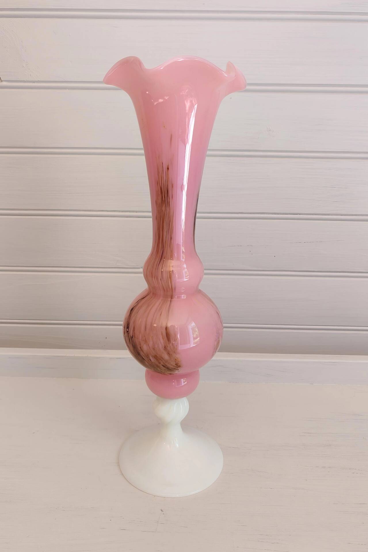 Vase in opalescent glass paste