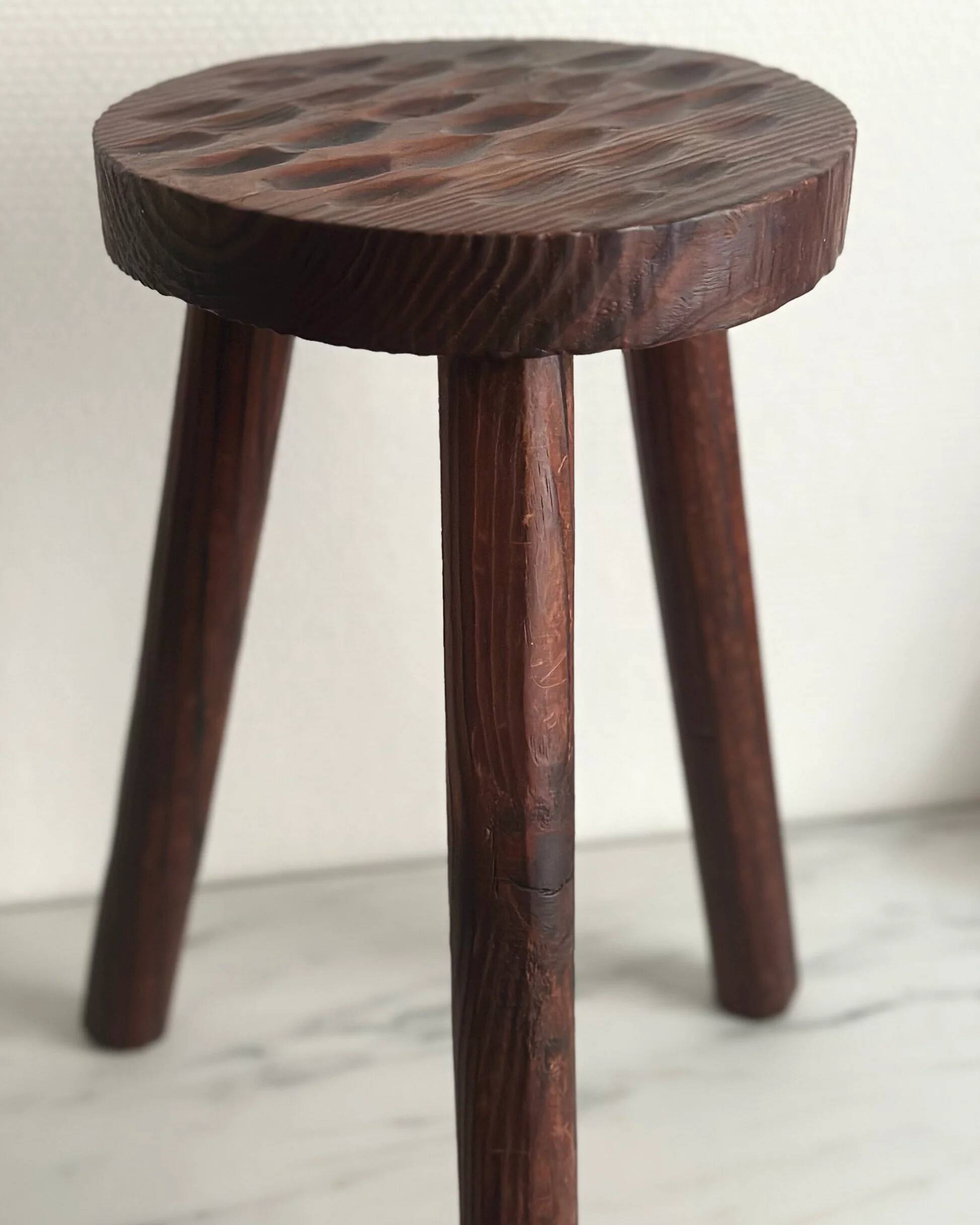 Tabouret tripode sculpté à l’adze — France, XXe siècle