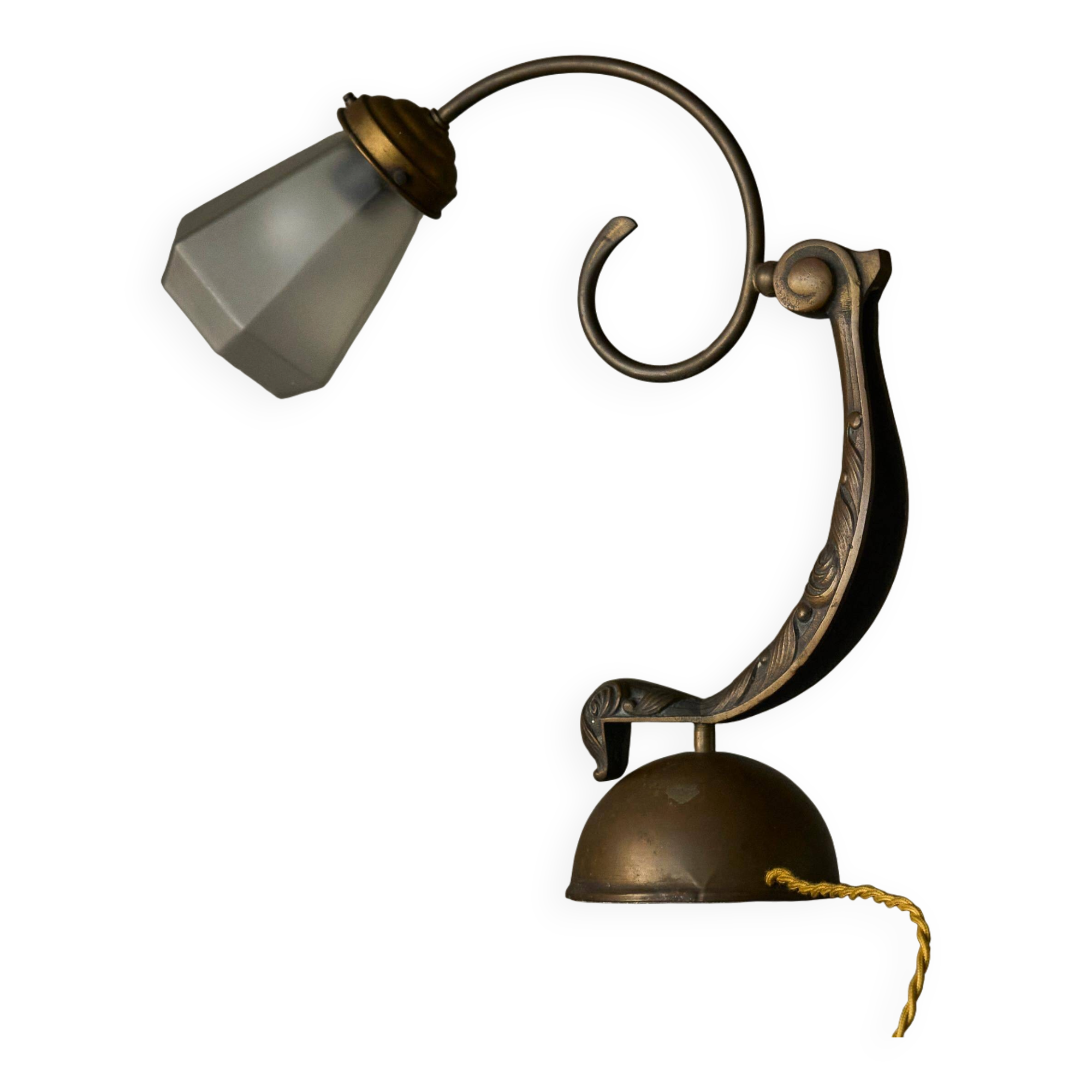 Sculptural table lamp in brass and opaline glass, early 20th century.
