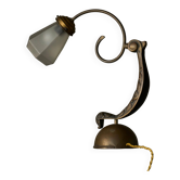Lampe de table sculpturale en laiton et verre opalin, début XXe siècle