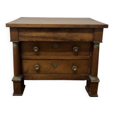 Commode de maitrise en noyer de style Empire d époque du XIX ème siècle. Elle ouvre par 3 tiroirs en