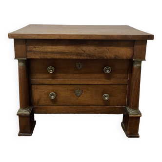 Commode de maitrise en noyer de style Empire d époque du XIX ème siècle. Elle ouvre par 3 tiroirs en