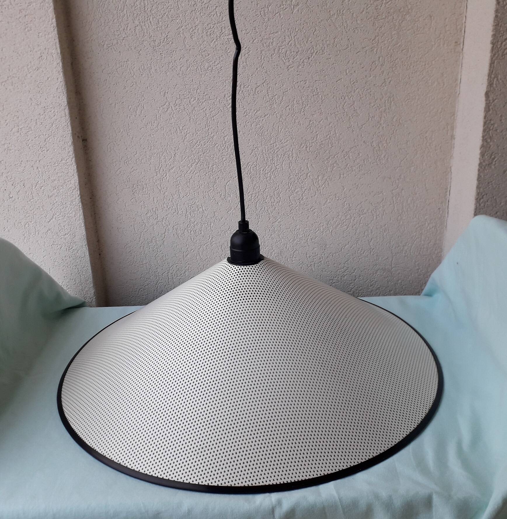 Suspension en métal perforé blanc