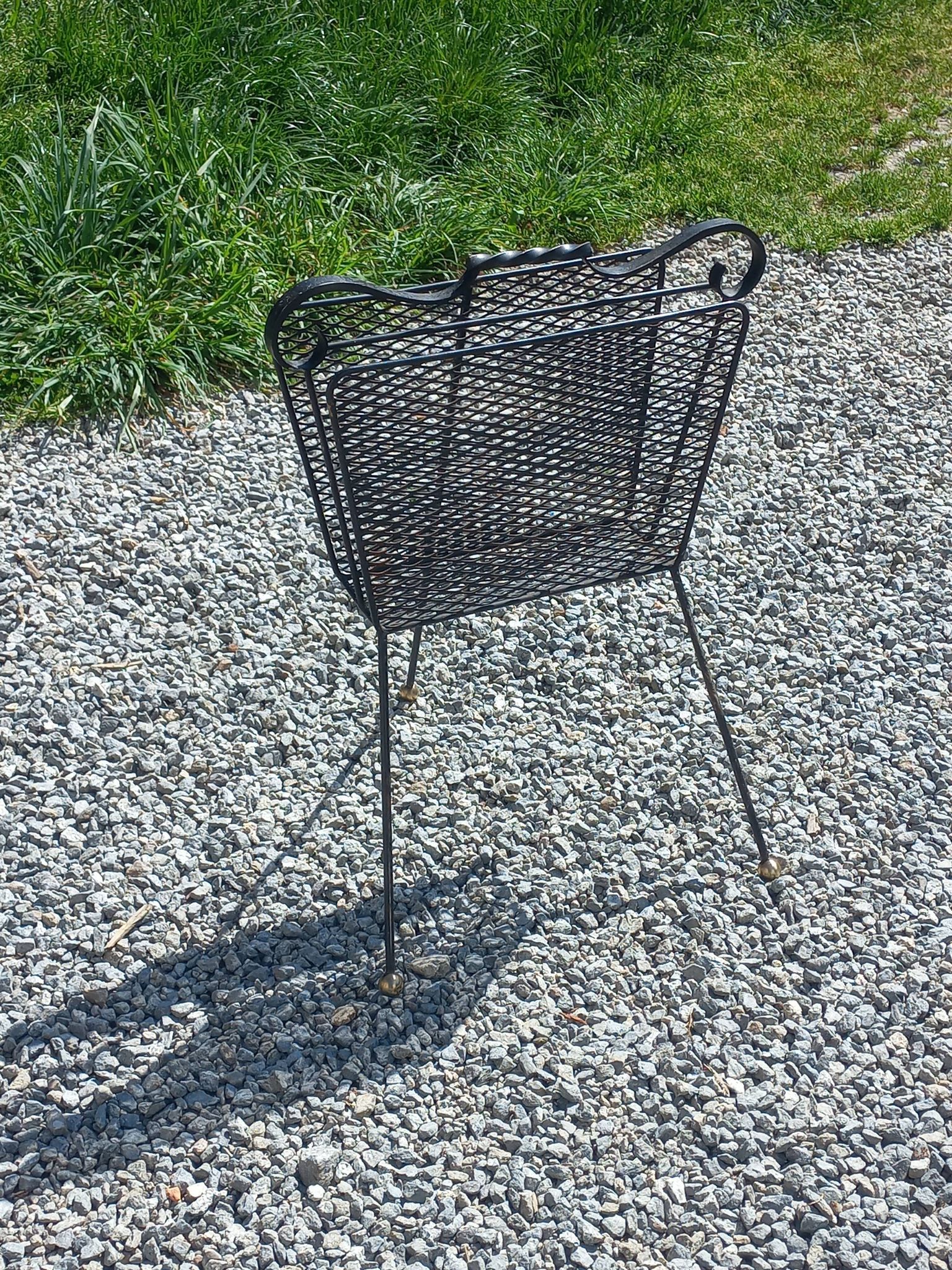 Porte revue en métal perforé des années 60
