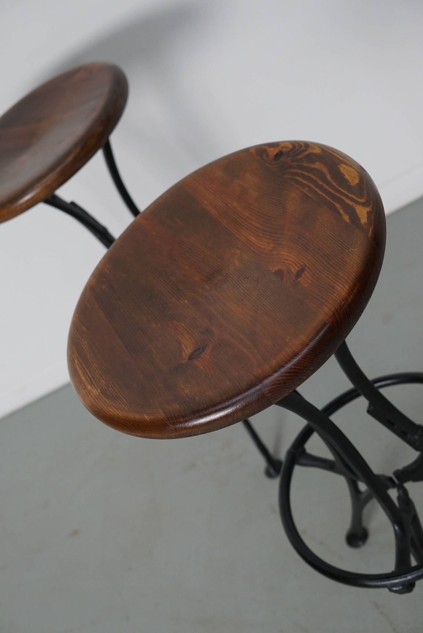 Paire de tabourets d'atelier / tabourets de bar industriels italiens