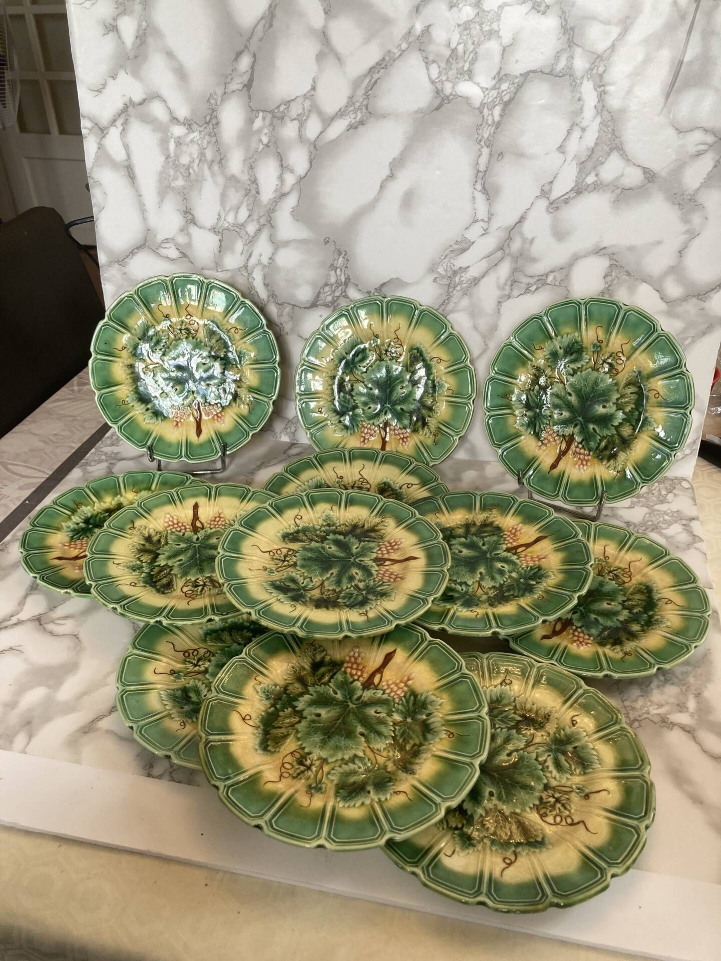 12 assiettes barbotine Sarreguemines décor vignes