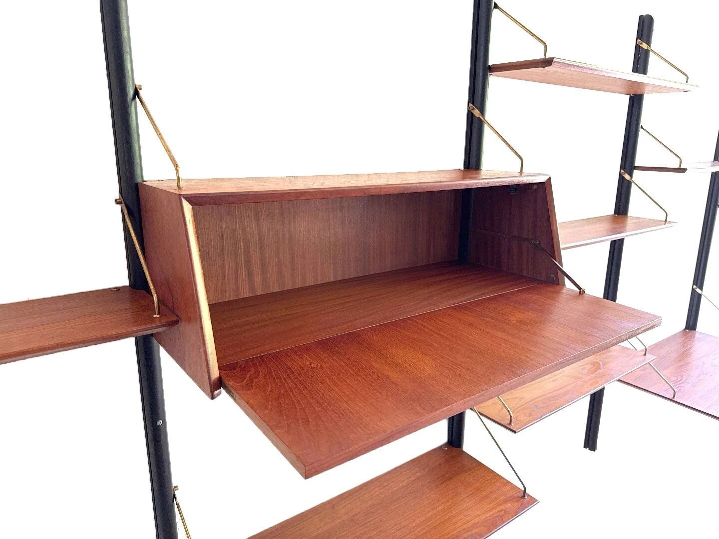 Un ensemble mural vintage de 5 pièces avec bureau par Louis van Teeffelen.