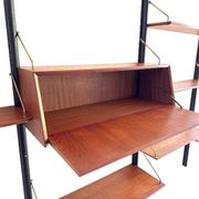 Un ensemble mural vintage de 5 pièces avec bureau par Louis van Teeffelen.