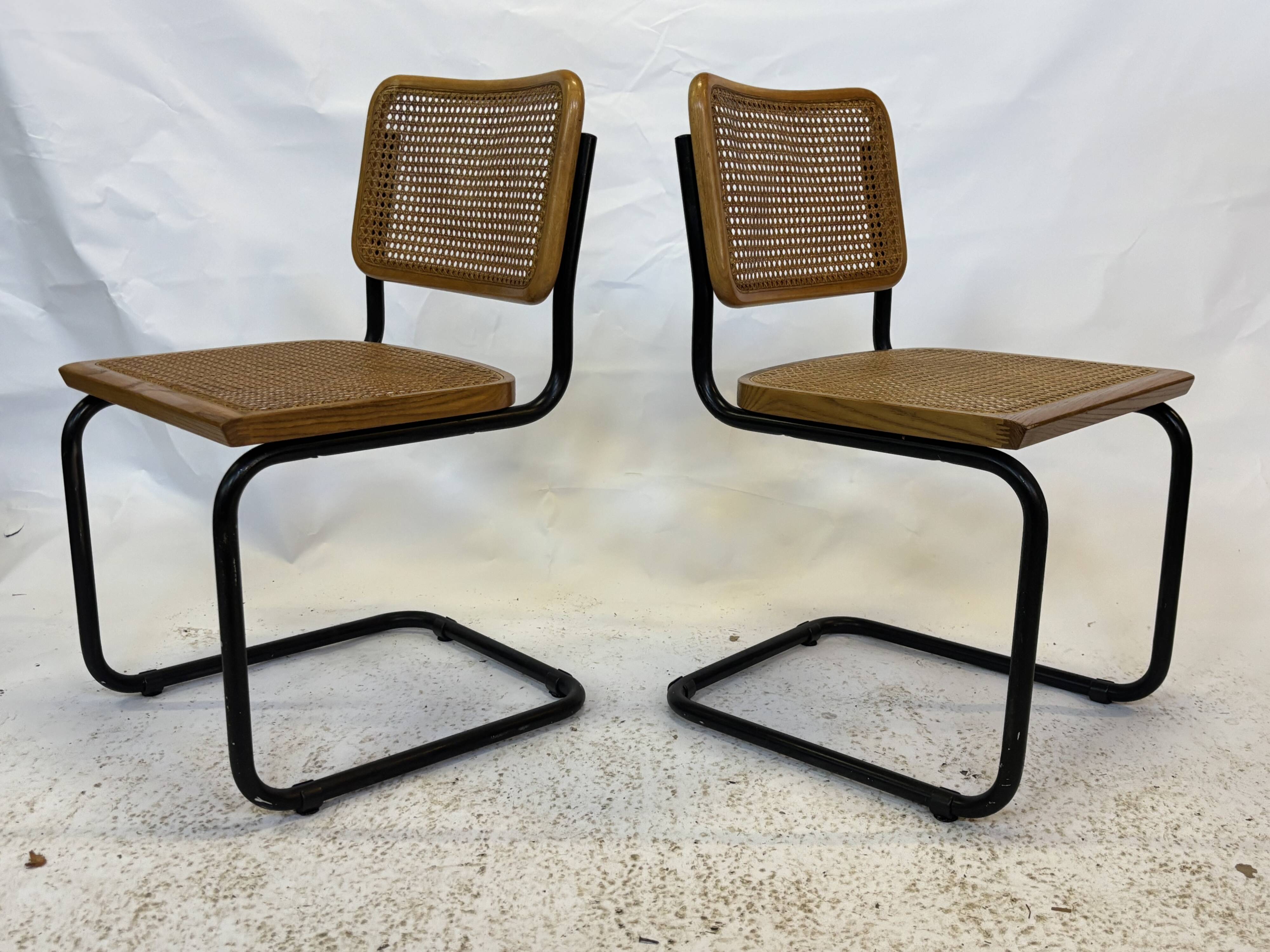 Ensemble de 4 chaises Cesca B32 conçues par Marcel Breuer, cadre noir.