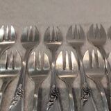 12 silver-plated oyster forks with rocaille ribbon decoration, 13.7 cm